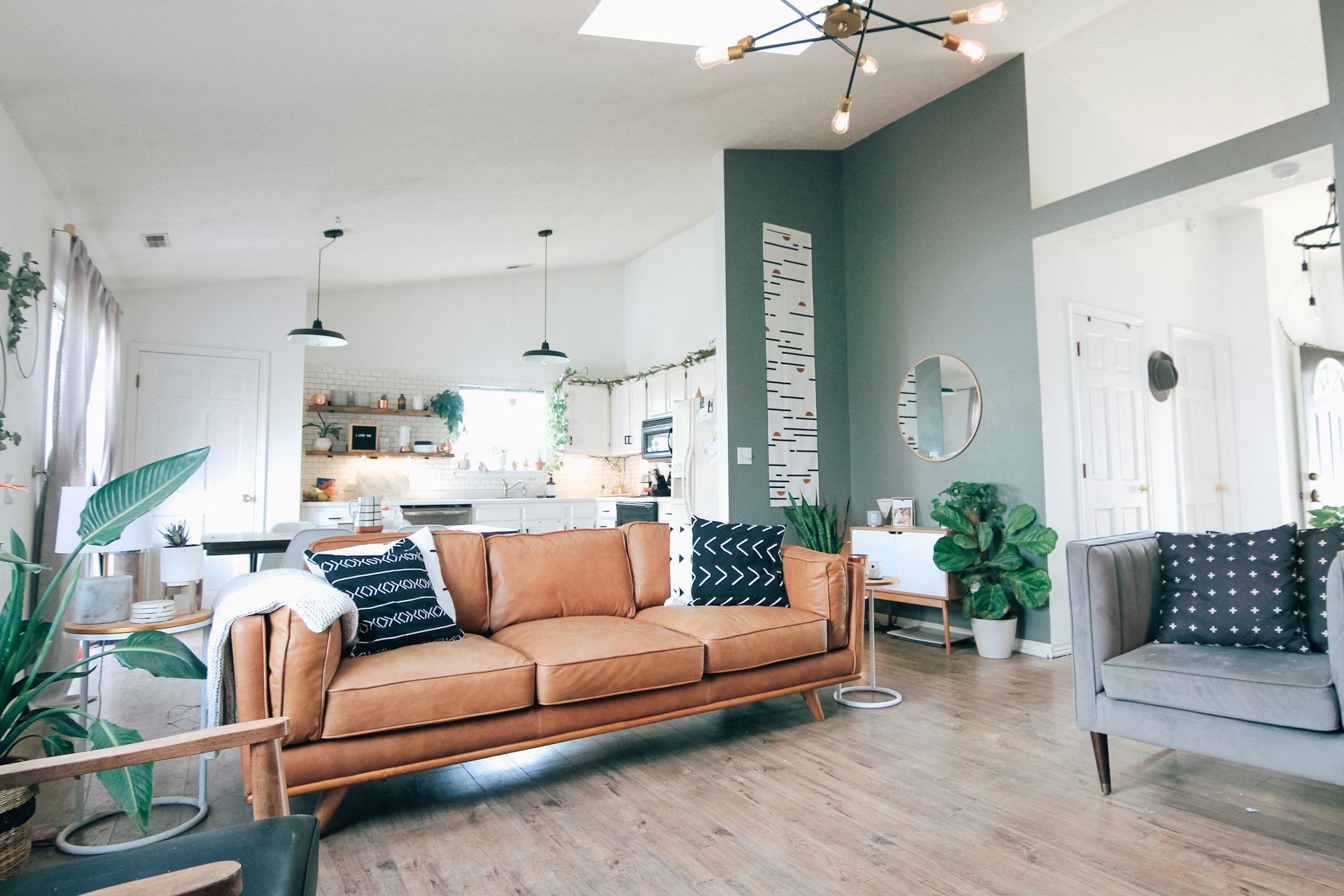 A bright, comfortable Central Texas living room kept cool through the summer heat